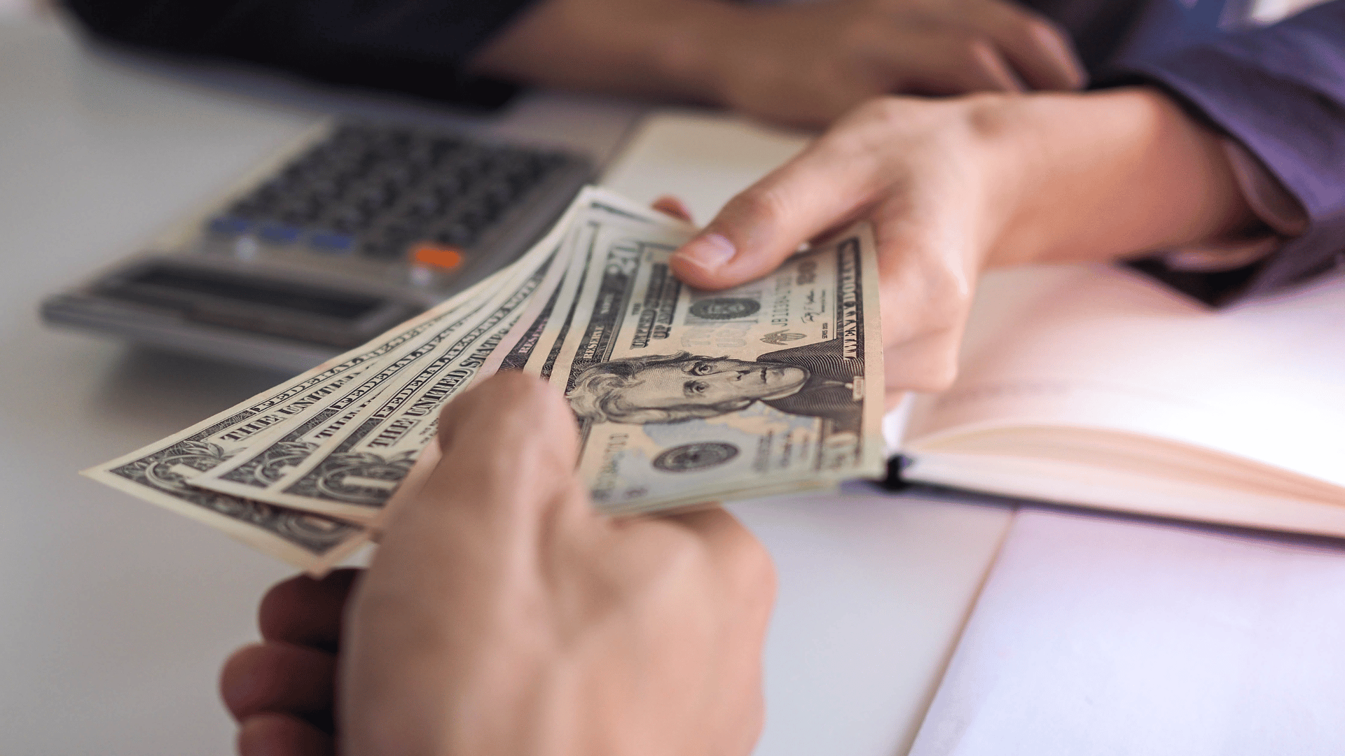Executive order raises federal contractor minimum wage to 15